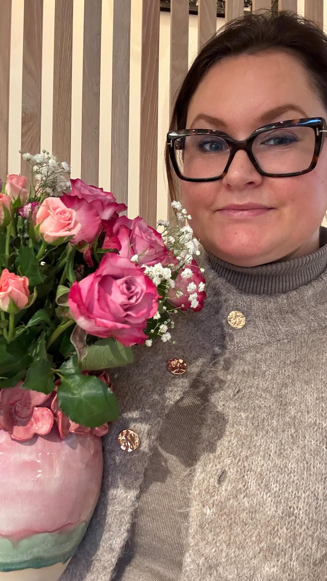 Fanny Wedel med keramikkvase og roser